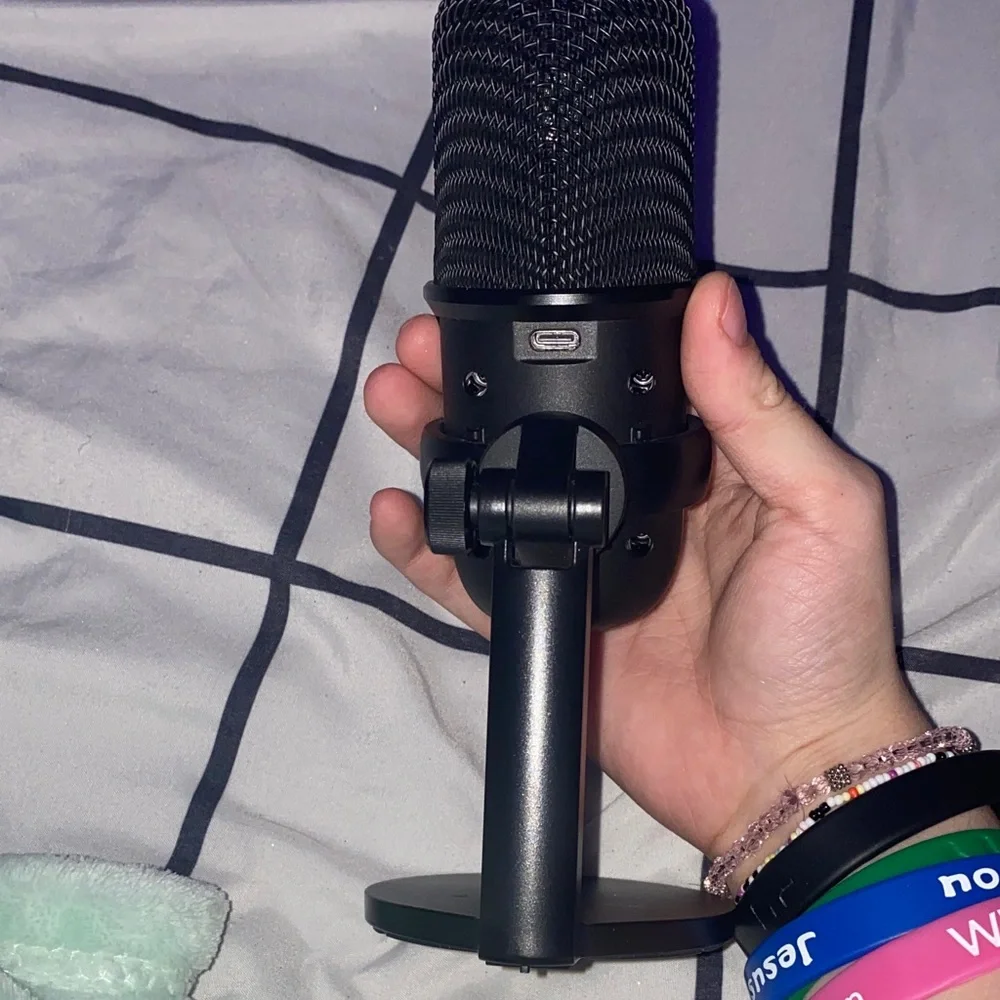 Sleek Black USB Microphone for Professional Audio